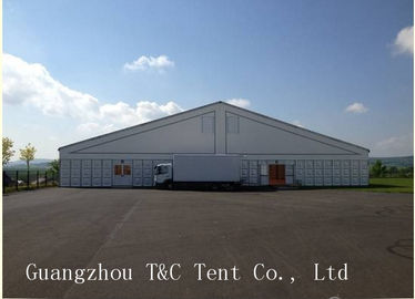 Spazio interno disponibile della grande tenda esterna del magazzino per stoccaggio delle merci