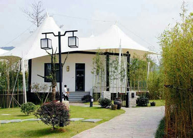 Chiara tenda dell'hotel della cupola geodetica della parete per la Camera di turismo e di mostra