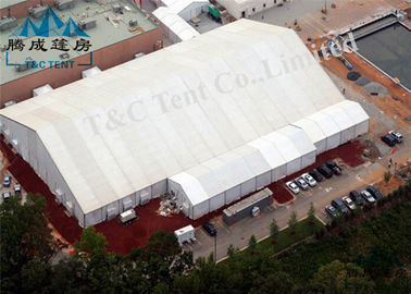 Una dimensione selezionabile delle tende all'aperto del partito della struttura con la pavimentazione della cassetta di VIP